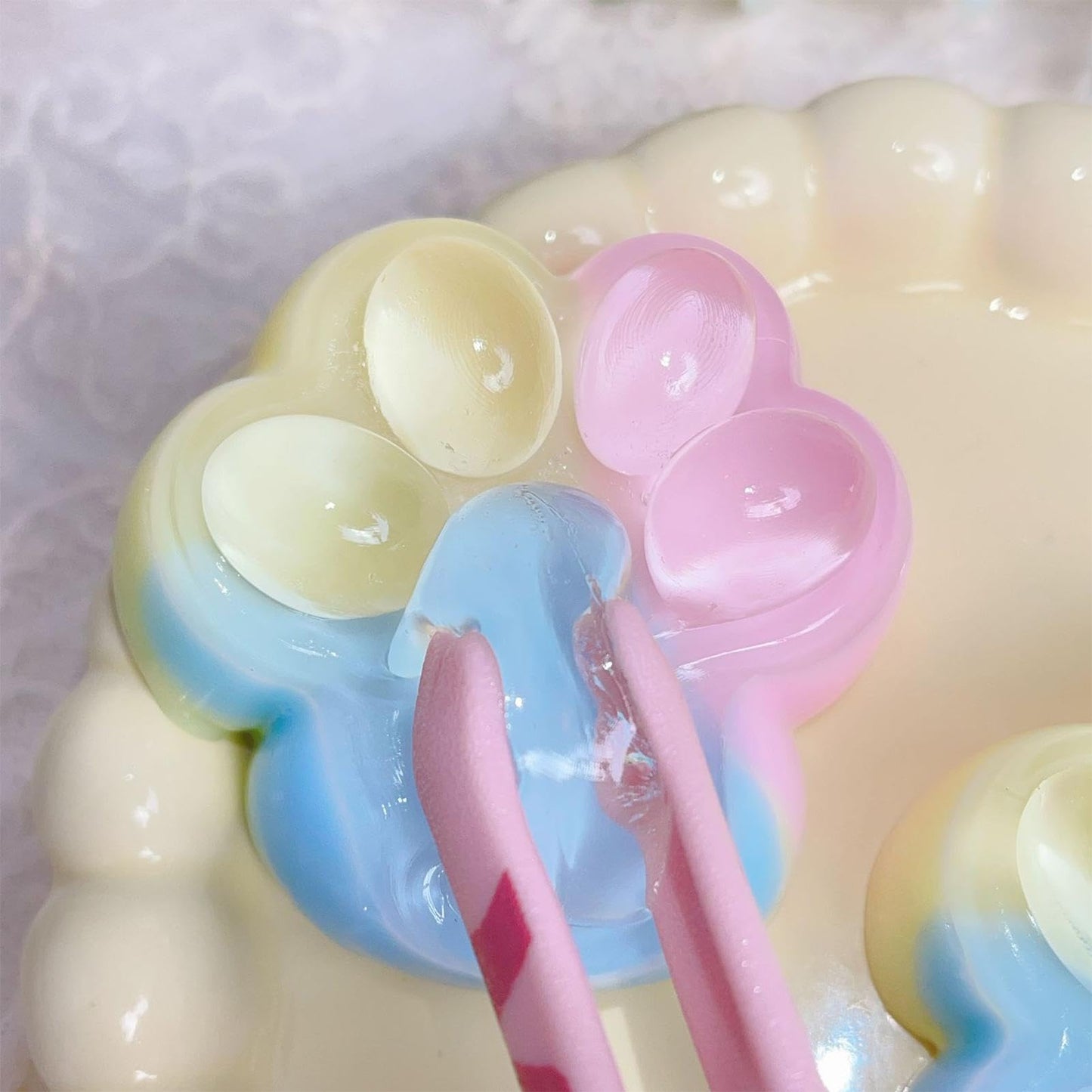 Three-color rainbow cat paw squeeze toy