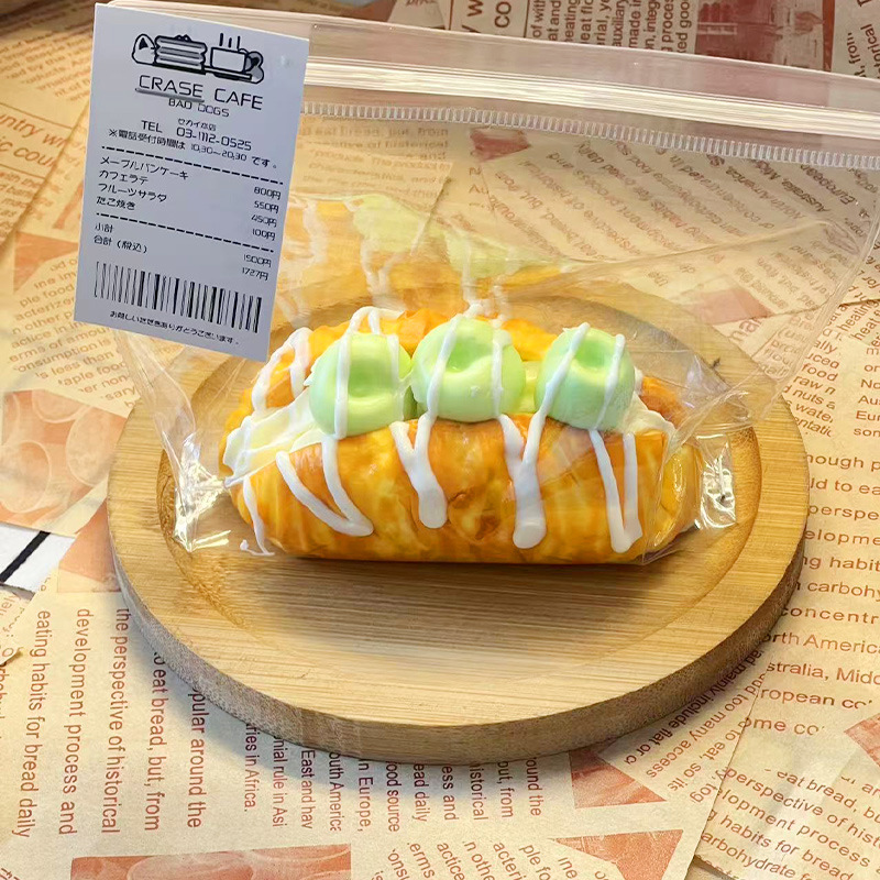 Squeeze the cream-filled bread.