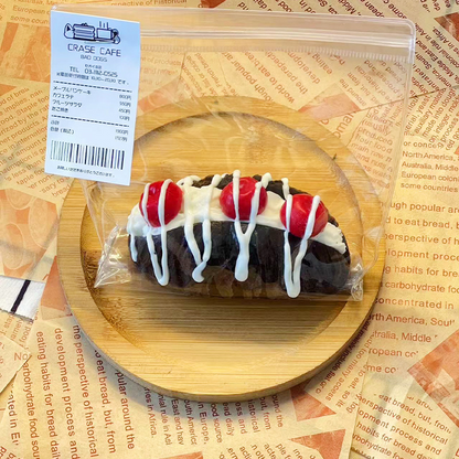 Squeeze the cream-filled bread.