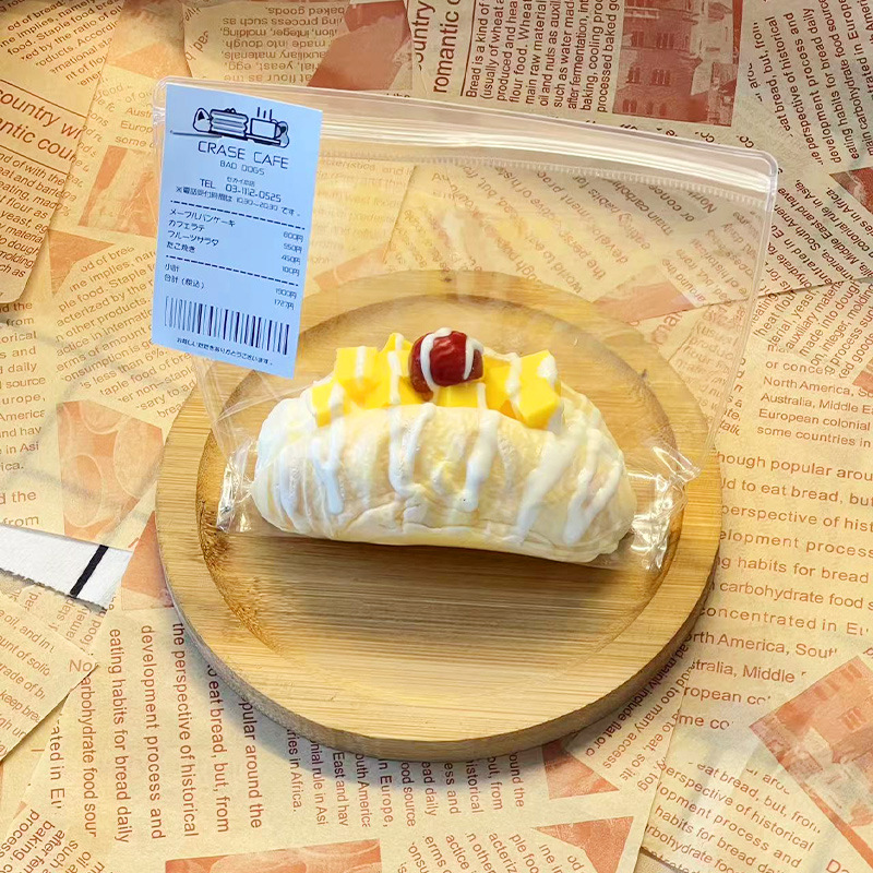 Squeeze the cream-filled bread.